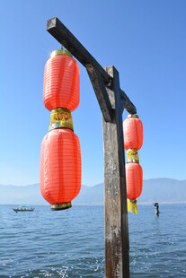 海边木杆悬挂的红灯笼