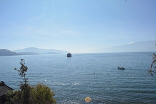 湖畔美景 远山近水入画