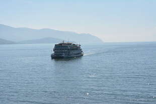 海上游船航行于山水间