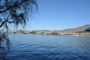 湖畔风光 宁静湖水与远山