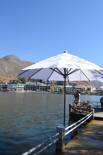 湖畔码头的遮阳伞风景