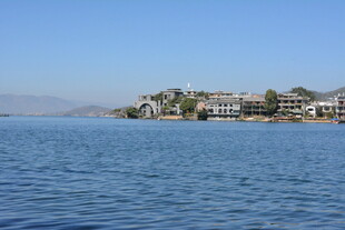 海滨风光 远处建筑依水而立