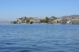 湖畔建筑群 宁静水岸风光