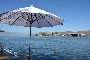 海边遮阳伞下的宁静景致