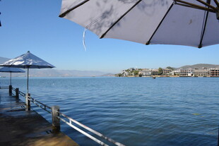 湖畔码头的遮阳伞与水景