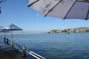 湖畔码头遮阳伞下的景致