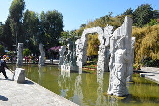 园林水景中的精美石雕景观