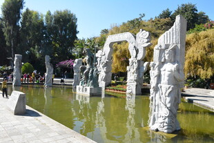 户外水池旁的雕塑景观