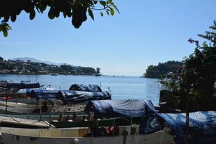 湖畔码头停泊景象