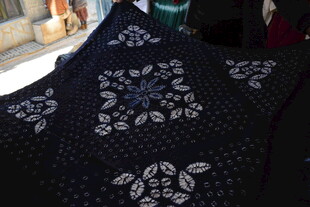 精美刺绣花纹深色织物