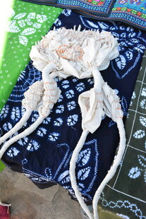 精美手工花朵与多彩织物