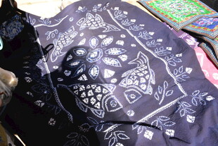 蓝底白花图案布料