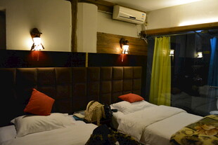 温馨双床卧室室内场景