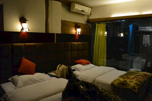 温馨舒适的双人卧室场景