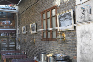 老旧砖墙旁的生活角落