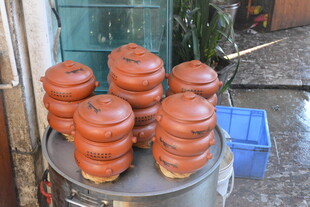 堆叠的陶制容器