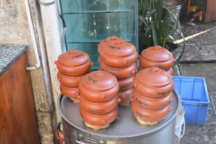 堆叠的红褐色陶瓷绝缘子