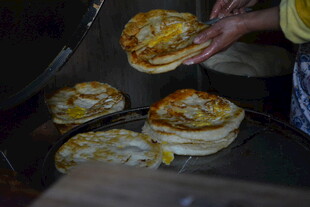 手工烤制美味面饼出炉