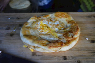 美味鸡蛋灌饼置于木砧板