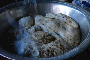 盆中面团正在加水搅拌