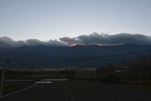 黄昏下的远山公路美景