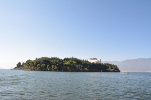 湖中小岛风光