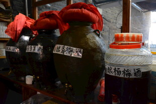 传统醋坛与塑料瓶醋