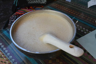锅中盛着的白色糊状食物