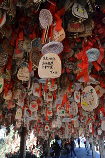 祈福牌挂满树的热闹场景