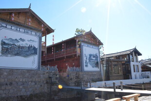 传统建筑旁的大型墙面展示