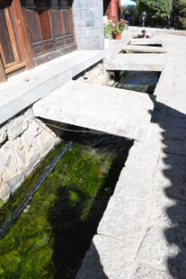 庭院中的潺潺流水景观