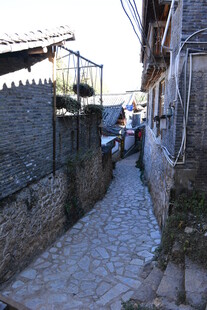 古朴小巷尽显岁月韵味