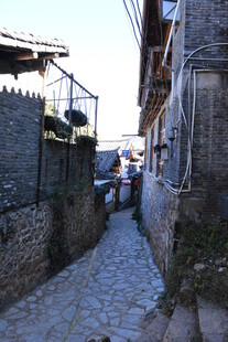 狭窄石板小巷的静谧景致