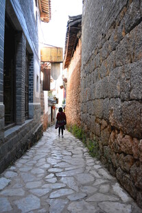 古巷中漫步的行人