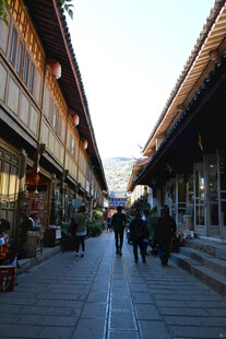 古街行人漫步的闲适景象