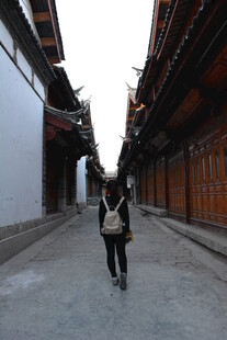 古巷中漫步的行人