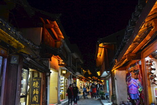 古街夜景 灯火阑珊处行人