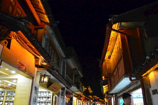 夜晚古街的温馨灯光