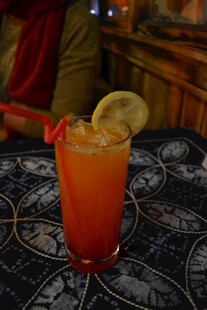 色彩绚丽的美味水果鸡尾酒