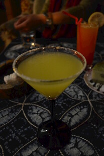 桌上的美味鸡尾酒