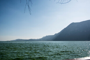 湖畔青山 碧波荡漾之景