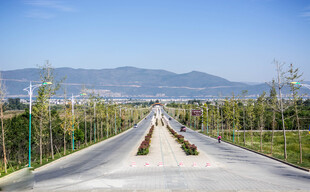 宽阔公路延伸向远方