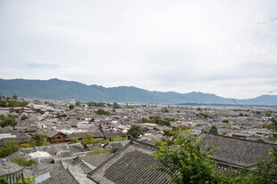 俯瞰古朴村落与远山