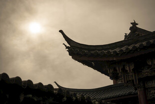 古建飞檐映于日光之下