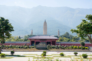 庄严佛塔与周边景致