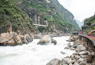 险峻河谷中的观景栈道