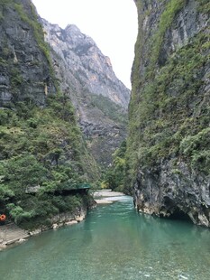 峡谷绿水间的自然美景
