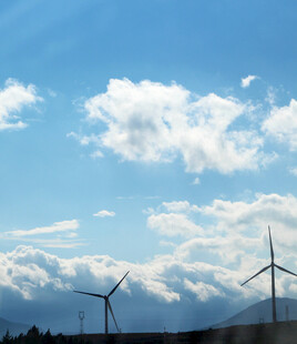 蓝天白云下的风力发电机组