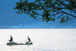 湖上泛舟垂钓的惬意时光