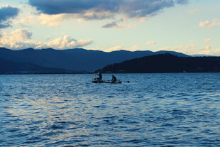海上日落时的双人皮划艇